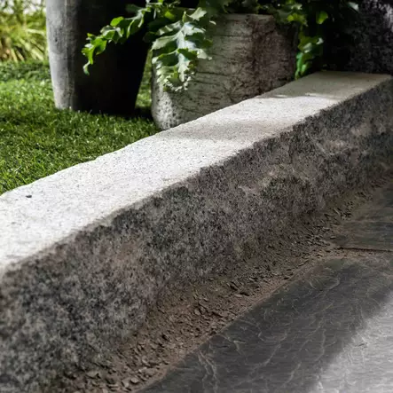 Reunakivi R10 kurun harmaa graniitti 10x25x90-110 cm luonnonkivi - Reunakivet, luonnonkivet - 3030 - 1