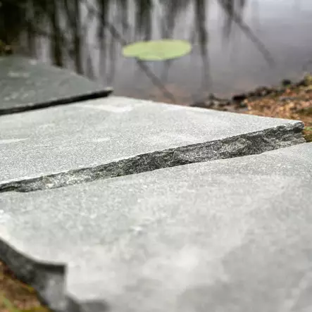 Pihalaatta Alta harmaa askelkivi 600x400x30-50 mm luonnonkivilaatta - Askelkivet ja polkukivet - 3012 - 3