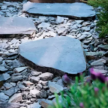 Liuskekiviaskelma Sisu, Oriveden musta askelkivi L, n. 35-50x35-50 cm - Askelkivet ja polkukivet - 2247 - 2