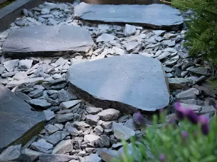 Liuskekiviaskelma Sisu, Oriveden musta askelkivi M, n. 20-35x20-35 cm - Askelkivet ja polkukivet - 4007 - 1