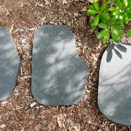 Pihalaatta, Askelkivi Huppio musta luonnonkivilaatta, graniitti 56x42x3 cm karhennettu pinta - Askelkivet ja polkukivet - 2968 - 2